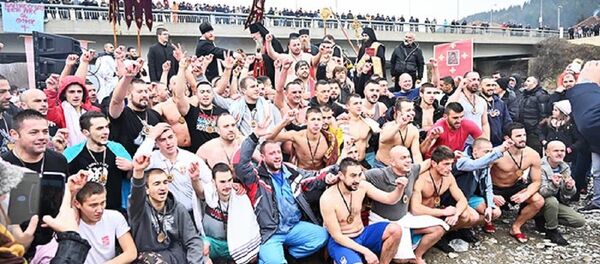 Plivanje za časni krst u Beranama - Sputnik Srbija