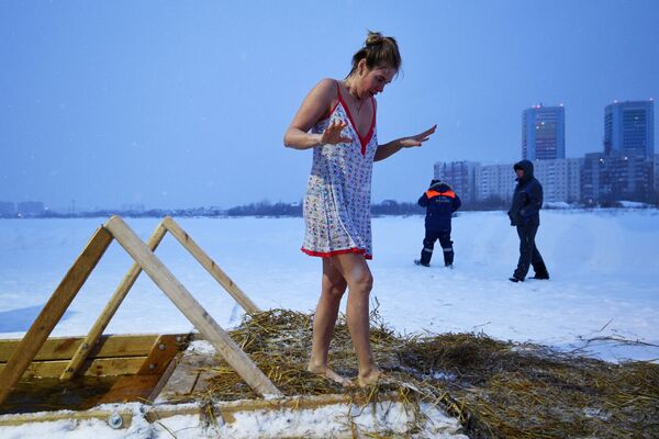 Жена током богојављенског купања на језеру у предграђу Новосибирска. - Sputnik Србија