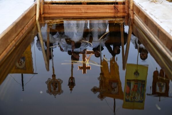 Свештеници током богојављенског купања на језеру у предграђу Новосибирска. - Sputnik Србија
