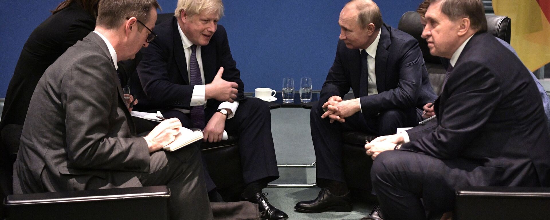 Британски премијер Борис Џонсон и председник Русије Владимир Путин на састанку у Берлину - Sputnik Србија, 1920, 13.12.2021