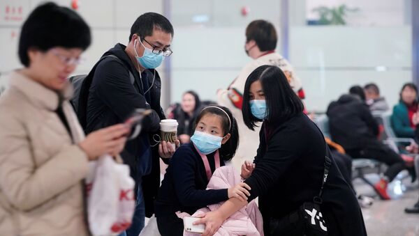 Putnici na aerodromu u Šangaju nose maske - Sputnik Srbija