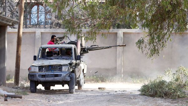 Pripadnik libijskih vladinih snaga tokom borbi u Tripoliju - Sputnik Srbija