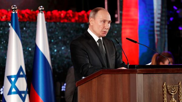 Predsednik Rusije Vladimir Putin govori na ceremoniji otkrivanja spomenika žrtvama opsade Lenjingrada u Jerusalimu - Sputnik Srbija