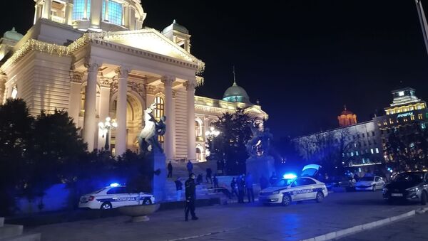 Policija vrši uviđaj ispred Doma Narodne skupštine - Sputnik Srbija