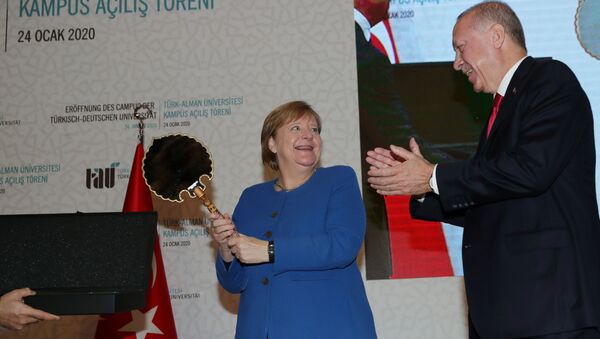 Predsednik Turske Redžep Tajip Erdogan poklonio Angeli Merkel ogledalo i šlem - Sputnik Srbija