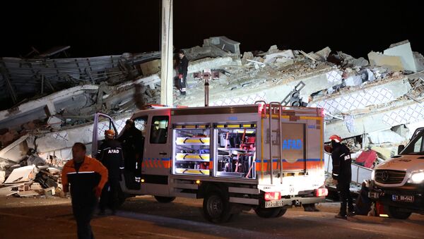 Spasioci na mestu zemljotresa na istoku Turske - Sputnik Srbija