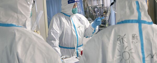 Lekari Odeljenja za intenzivnu negu u univerzitetskoj bolnici u kineskom gradu Vuhan - Sputnik Srbija