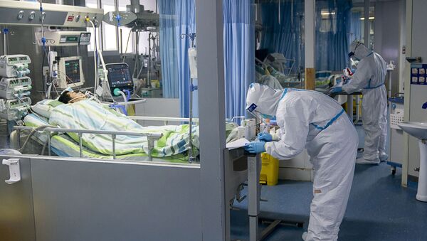Lekari na odeljenju intenzivne nege u bolnici u kineskom Vuhanu - Sputnik Srbija