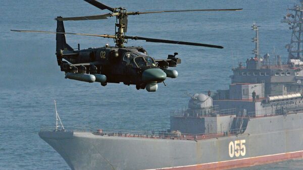 Helikopter Ka-52 Aligator i veliki desantni brod Admiral Neveljskoj na vojnim vežbama Pacifičke flote  - Sputnik Srbija