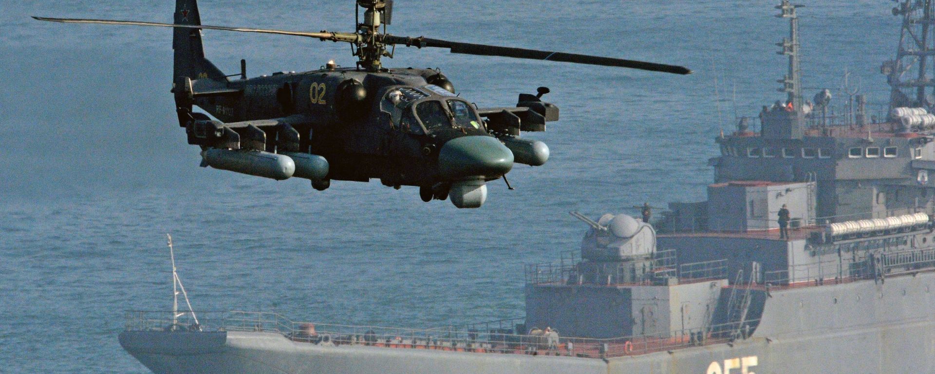 Helikopter Ka-52 Aligator i veliki desantni brod Admiral Neveljskoj na vojnim vežbama Pacifičke flote  - Sputnik Srbija, 1920, 02.08.2026