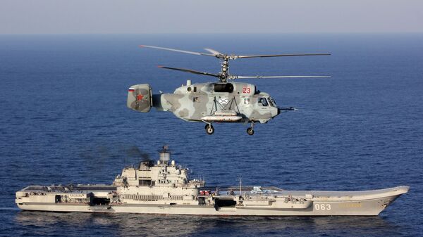 Тешка крстарица носач-авиона „Адмирал Кузњецов“ и хеликоптер Ка-29 Оружаних снага Русије на Средоземном мору - Sputnik Србија