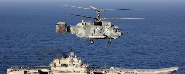 Тешка крстарица носач-авиона „Адмирал Кузњецов“ и хеликоптер Ка-29 Оружаних снага Русије на Средоземном мору - Sputnik Србија