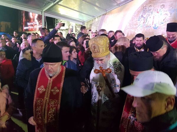 Бакље горе, десетине хиљада људи испред највећег храма у Црној Гори, стигли Кучи /видео, фото/  - Sputnik Србија