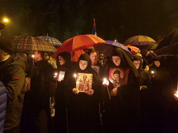 Бакље горе, десетине хиљада људи испред највећег храма у Црној Гори, стигли Кучи /видео, фото/  - Sputnik Србија