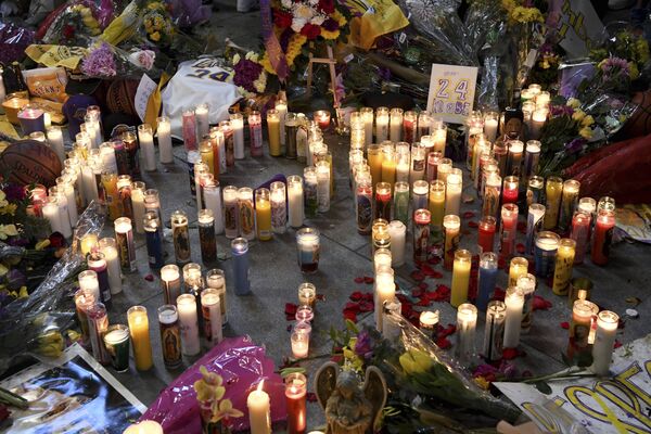 Свет жали за кошаркашком легендом: Деветоро мртвих у паду Брајантовог хеликоптера /видео, фото/ Свет жали за кошаркашком легендом: Деветоро мртвих у паду Брајантовог хеликоптера /видео, фото/ - Sputnik Србија