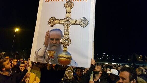 Верници носе велику фотографију митрополита Амфилохија на литији у Подгорици - Sputnik Србија