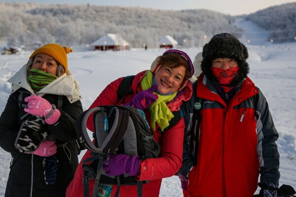 Turisti iz Kine u parku „Severna svetlost“ u Murmanskoj oblasti. - Sputnik Srbija