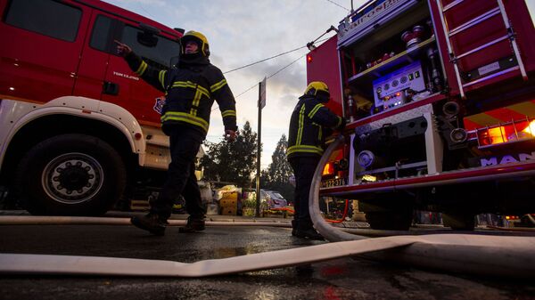 Ватрогасци гасе пожар  - Sputnik Србија