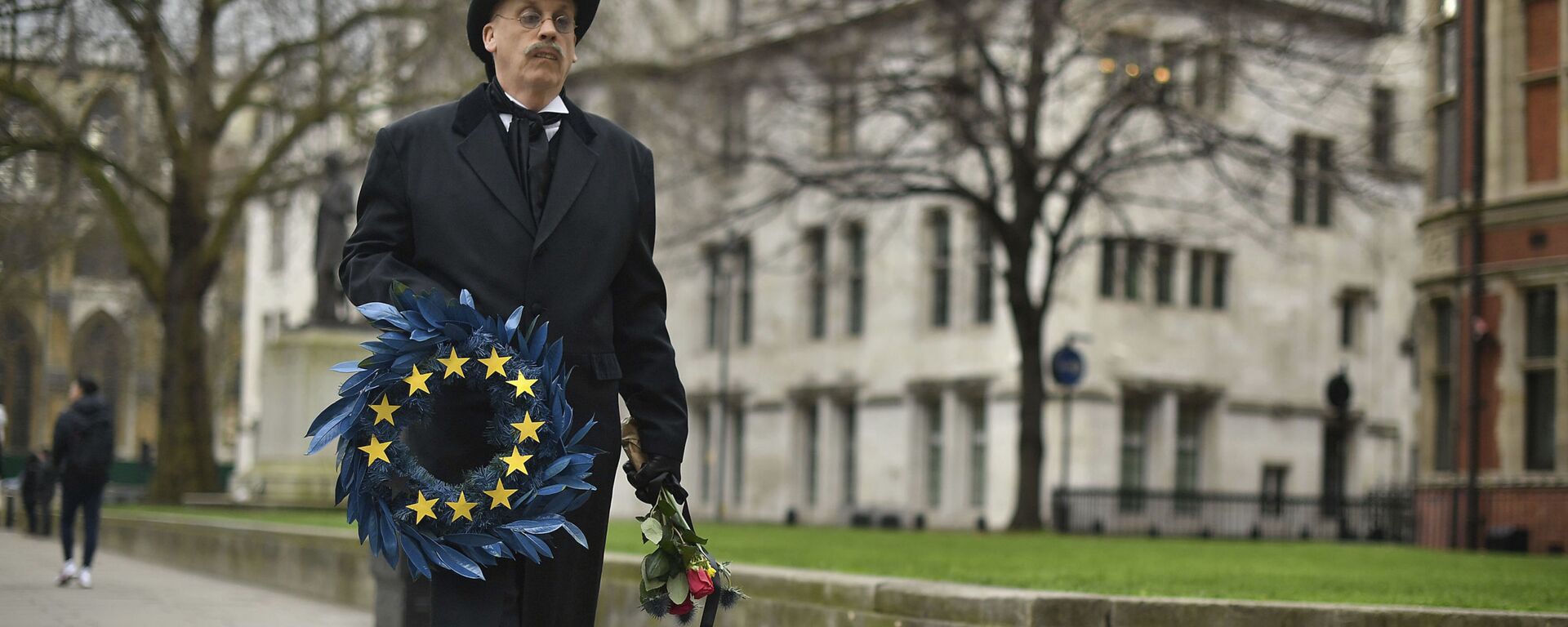 Човек обучен као гробар носи венац за заставом Европске уније у Лондону уочи брегзита. - Sputnik Србија, 1920, 05.03.2021