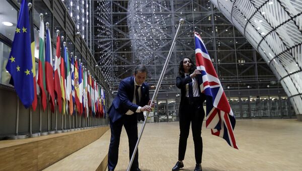 Склањање британске заставе из седишта Европске уније у Бриселу - Sputnik Србија