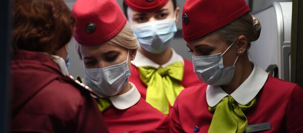 Стјуардесе са маскама Стјуардесе са маскама - Sputnik Србија