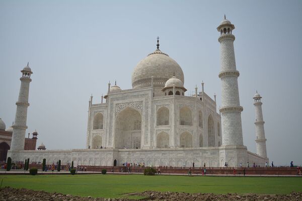 Tadž Mahal je džamijski mauzolej smešten u Agri u Indiji. Sagrađen je po nalogu šaha Džahana, vladar Mogulskog carstva u doba najvećeg uspona, u znak sećanja na ženu Mumtaz Mahala, koja je umrla tokom rađanja njihovog četrnaestog deteta. Izgradnja je započela 1632. godine i trajala 20 godina.  - Sputnik Srbija