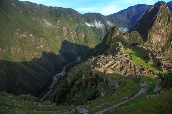 Maču Pikču je sveti grad Inka koji se nalazi na najvišem delu istočnih Anda, na istočnim padinama planinskog lanca Urubamba, na visini od 2.350 metara nadmorske visine. Maču Pikču je verovatno izgrađen oko 1300. godine, ali je ostao sakriven sve do 1911. godine kad ga je otkrio Amerikanac Hajram Bingam - Sputnik Srbija