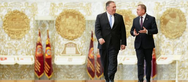 Амерички државни секретар Мајк Помпео и белоруски министар спољних послова Владимир Макеј долазе на заједничку конференцију за медије у Минску - Sputnik Србија