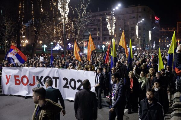 Део опозиције усвојио декларацију, па кренуо у протестну шетњу Део опозиције усвојио декларацију, па кренуо у протестну шетњу - Sputnik Србија