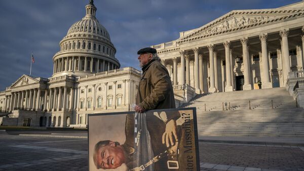 Противник америчког председника Доналда Трампа долази испред зграде америчког Конгреса у Вашингтону за време суђења за Трампов опозив - Sputnik Србија