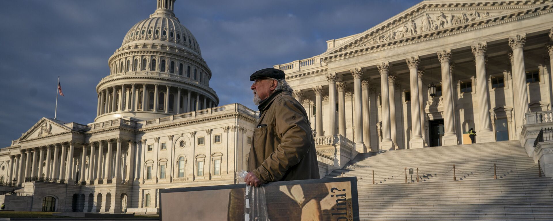 Protivnik američkog predsednika Donalda Trampa dolazi ispred zgrade američkog Kongresa u Vašingtonu za vreme suđenja za Trampov opoziv - Sputnik Srbija, 1920, 04.11.2022