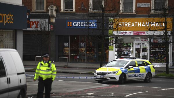 Policija vrši uviđaj nakon što je muškarac u Londonu nožem napao nekoliko prolaznika - Sputnik Srbija