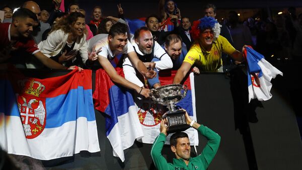 Pobednik ovogodišnjeg Otvorenog prvenstva Australije, srpski teniser Novak Đoković sa srpskim navijačima u Melburnu - Sputnik Srbija