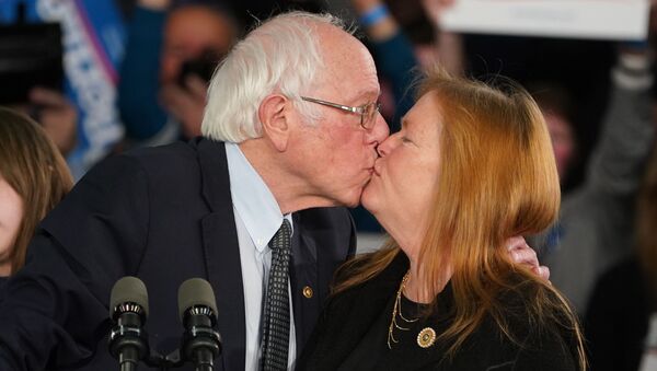 Kandidat demokrata za predsednika SAD Berni Sanders ljubi svoju suprugu Džejn. - Sputnik Srbija