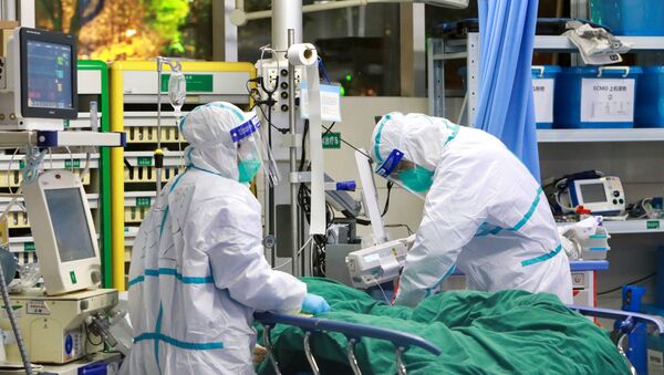 Лекари лече пацијента са упалом плућа узрокованом новим коронавирусом у болници у кинеском Вухану - Sputnik Србија