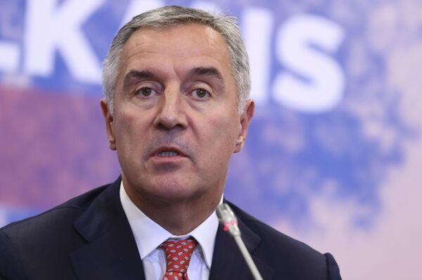 Milo uči Amfilohija božjim zapovestima - Sputnik Srbija