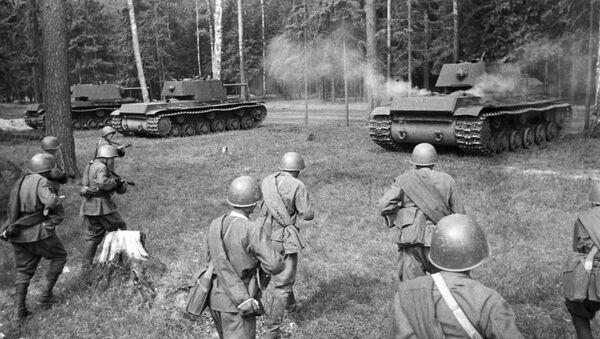 Sovjetski teški tenkovi KV-1 idu u poziciju za napad. 1942 godine - Sputnik Srbija
