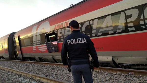 Полиција поред брзог воза који је искочио из шина на прузи Милано-Болоња у Италији - Sputnik Србија