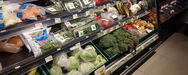 Voće i povrće u frižideru u marketu Voće i povrće u frižideru u marketu - Sputnik Srbija