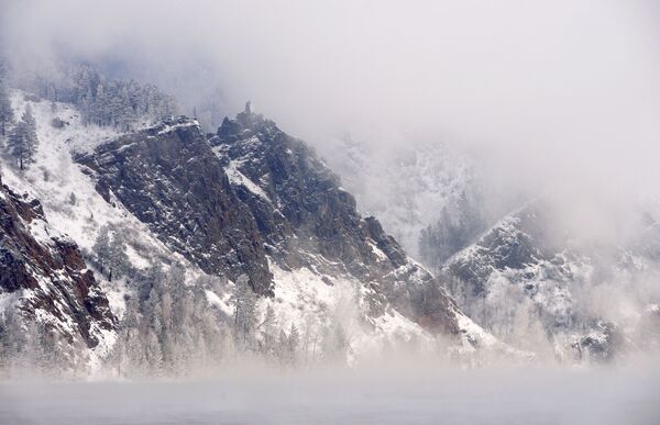 Skala Monah u hladnoj magli na reci Jenisej u predgrađu grada Divnogorska - Sputnik Srbija
