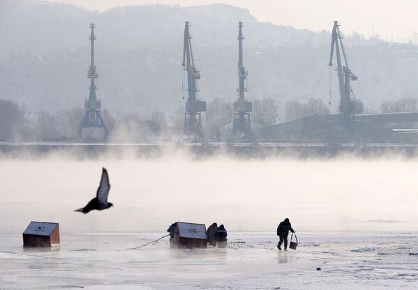 Рибари на леду реке Јенисеј  - Sputnik Србија