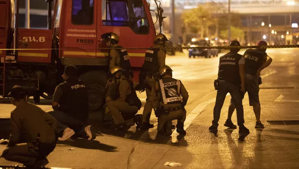 Тајландска полиција испред тржног центра у Нахон Рачасими током пуцњаве у којој је погинуло најмање 27 особа - Sputnik Србија