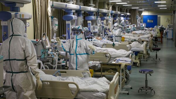 Медицинско особље у заштитним оделима лечи пацијенте оболеле од новог кинеског коронавируса у болници у Вухану - Sputnik Србија