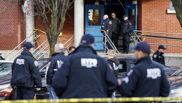 Њујоршки полицајци у Бронксу на месту где је упуцан полицајац. - Sputnik Србија