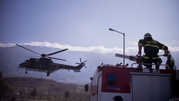 Ватрогасни хеликоптер прелеће изнад бугарског ватрогасца на граници Македоније и Бугарске - Sputnik Србија