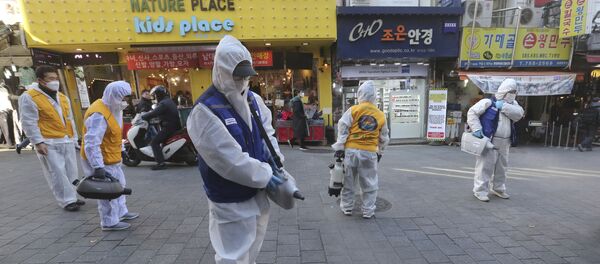 Радници дезинфикују улицу у циљу превенције ширења новог типа коронавируса Радници дезинфикују улицу у циљу превенције ширења новог типа коронавируса - Sputnik Србија