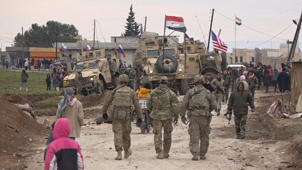 Američki vojni konvoj zaglavljen u selu Hirbet Amu u Siriji - Sputnik Srbija