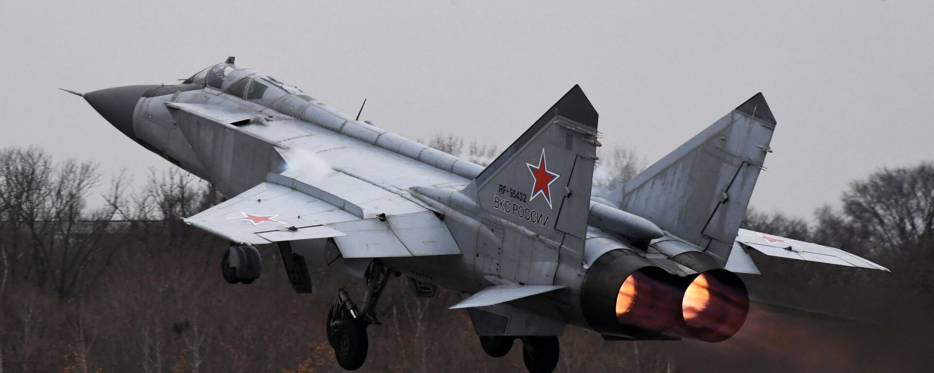 Lovac-presretač MiG-31 poleće sa piste aerodroma u Primorskom kraju Rusije - Sputnik Srbija, 1920, 06.03.2022