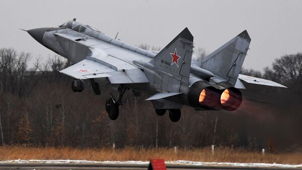 Ловац-пресретач МиГ-31 полеће са писте аеродрома у Приморском крају Русије - Sputnik Србија
