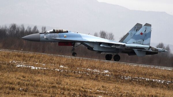 Višenamenski lovac Su-35S poleće sa piste aerodroma u Primorskom kraju Rusije - Sputnik Srbija